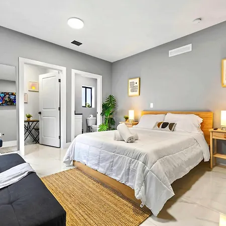 Comfy Studio W Beautiful Space!